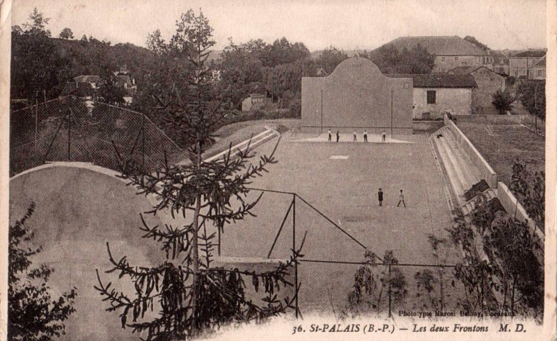 Carte postale ancienne Saint-Palais (64) - Les deux frontons