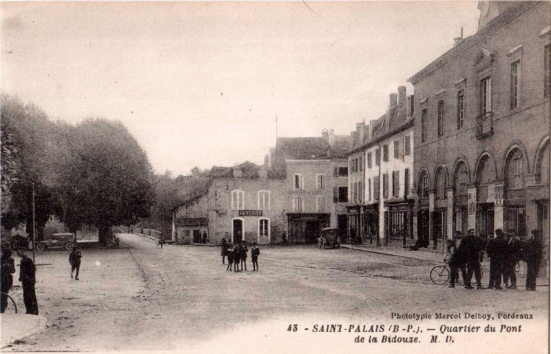 Carte postale ancienne Saint-Palais (64) - quartier du pont