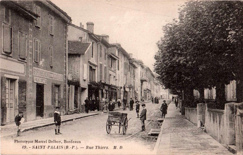 Carte postale ancienne Saint-Palais (64) - rue Thiers 1