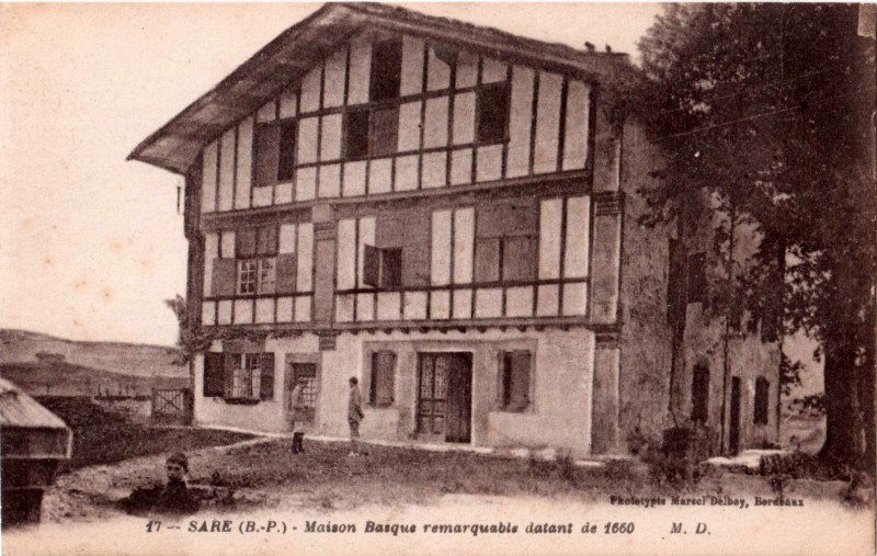 Carte postale ancienne Sare (64) - maison basque datant de 1660