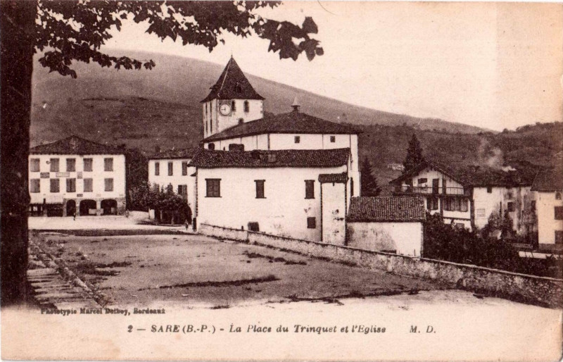 Carte postale ancienne Sare (64) - Place du Trinquet et église