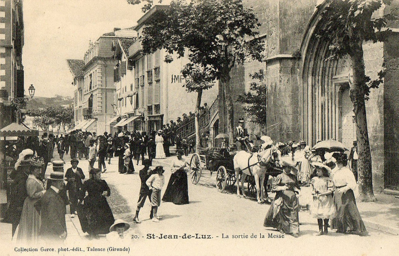 Carte postale ancienne Sortie de la messe à Saint-Jean-de-Luz