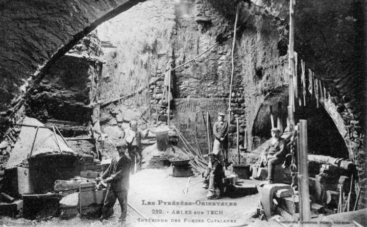 Carte postale ancienne Arles-sur-Tech - Forge catalane (CP Labouche)