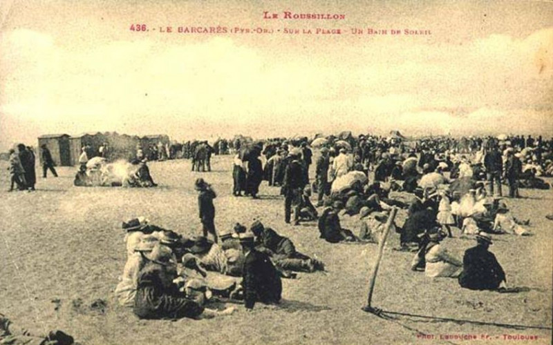 Carte postale ancienne Le Barcarès - Bain de soleil sur la plage (CP Labouche)