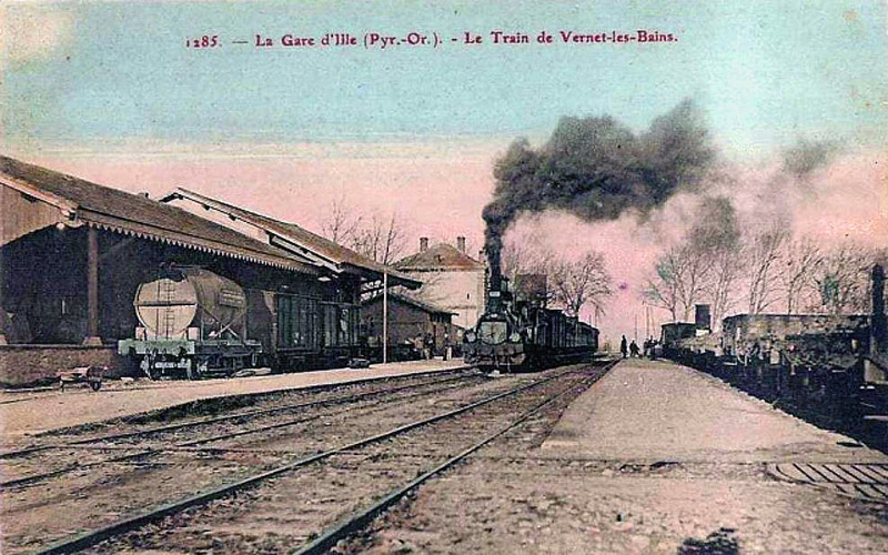 Carte postale ancienne Wagon citerne en gare de l'Ille P. O.