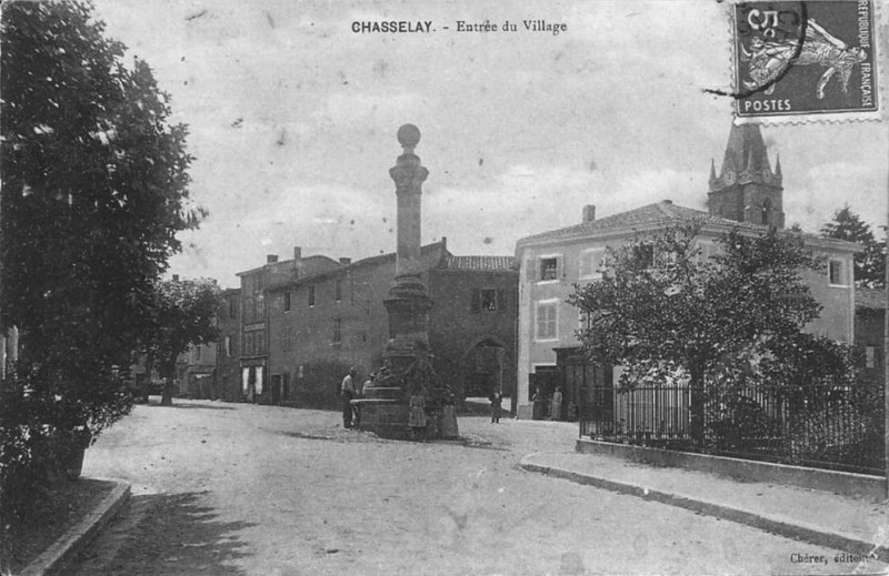 Carte postale ancienne Chasselay (Rhône), entrée du village