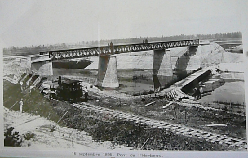 Carte postale ancienne Construction du pont d'Herbens en 1896