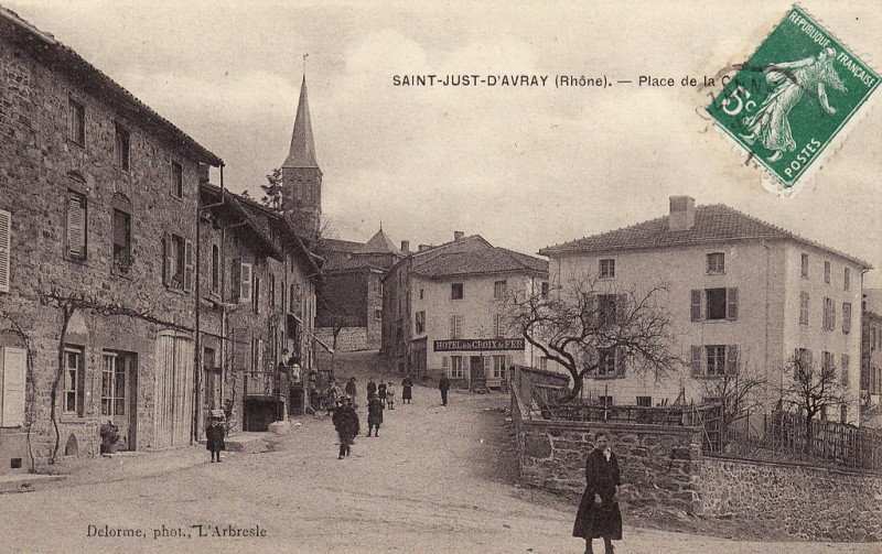 Carte postale ancienne Place à Saint-Just-d'Avray