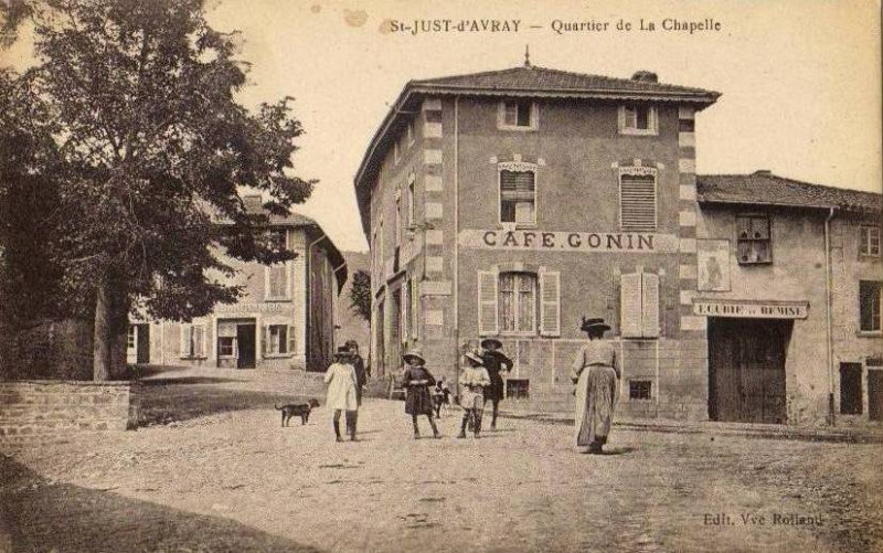 Carte postale ancienne Saint-Just d'Avray - quartier de La Chapelle