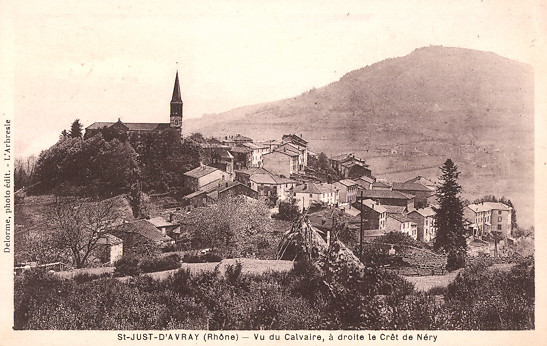Carte postale ancienne Saint-Just-d'Avray - vue du calvaire et crêt de Néry