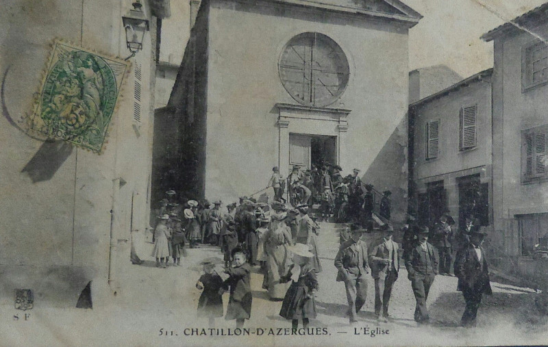 Carte postale ancienne Sortie de messe à Châtillon d'Azergues