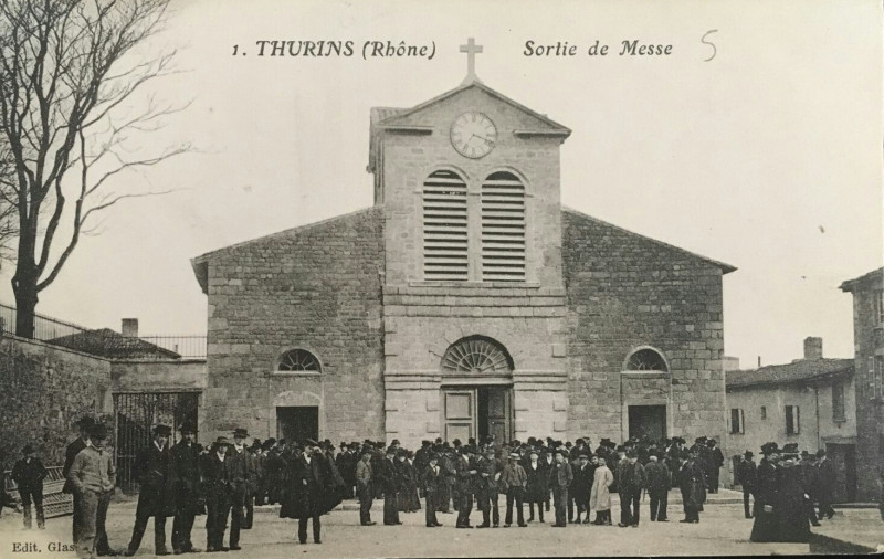 Carte postale ancienne Sortie de messe à Thurins