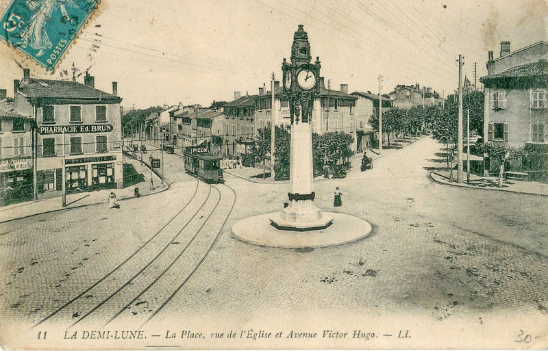 Carte postale ancienne Ll 11 - La Demi-Lune - La Place, rue de l'Eglise et Avenue Victor Hugo