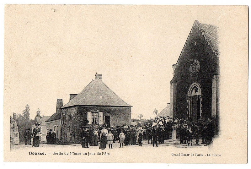Carte postale ancienne Sortie de messe à Bousse