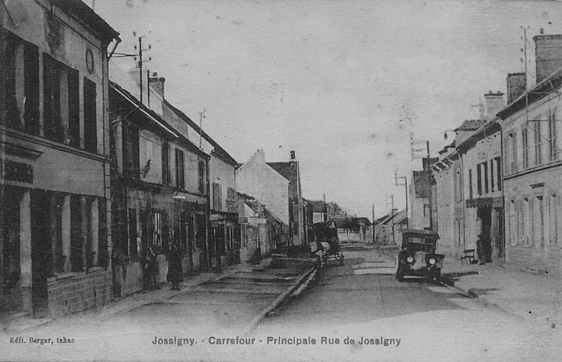 Carte postale ancienne Jossigny - Rue principale