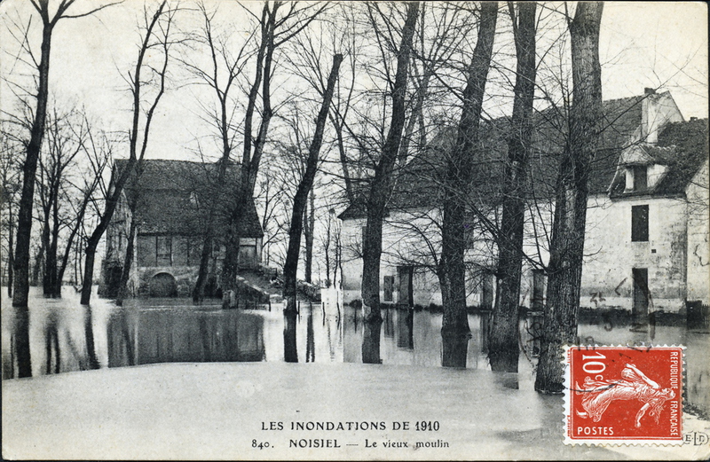 Carte postale ancienne Les inondations de 1910 - Noisiel - Le vieux moulin à Torcy