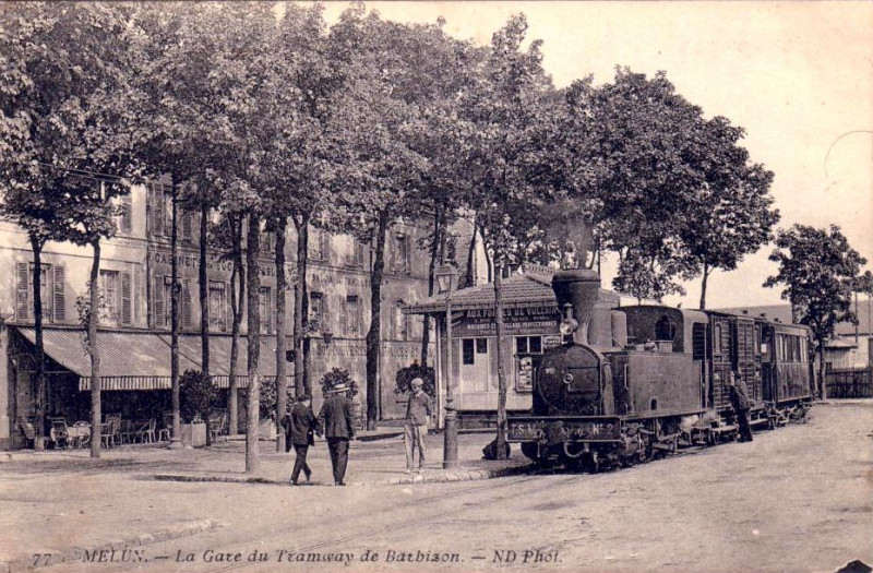 Carte postale ancienne Melun (77) train du Tsm sur la place de la gare