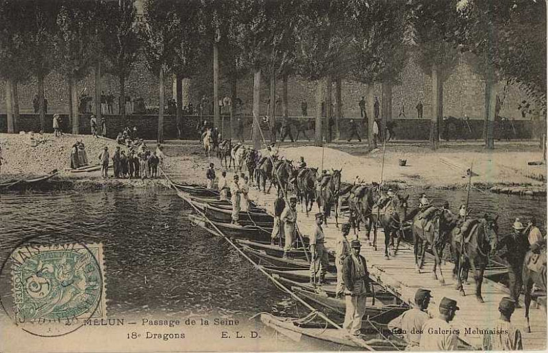 Carte postale ancienne Melun - 18eme Dragons