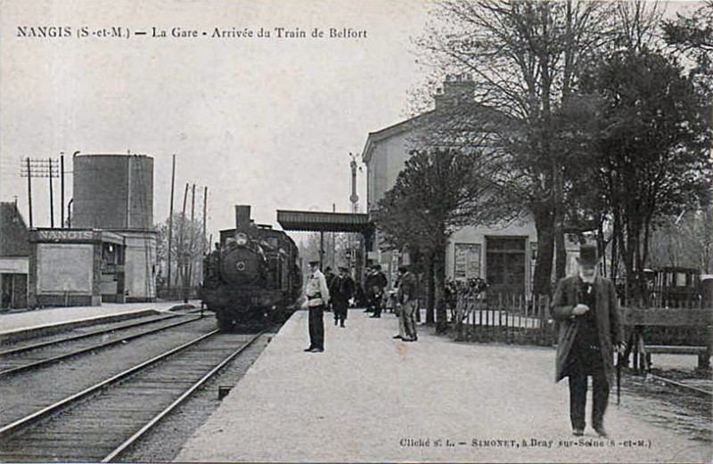 Carte postale ancienne Nangis - La gare - Arrivée du train de Belfort
