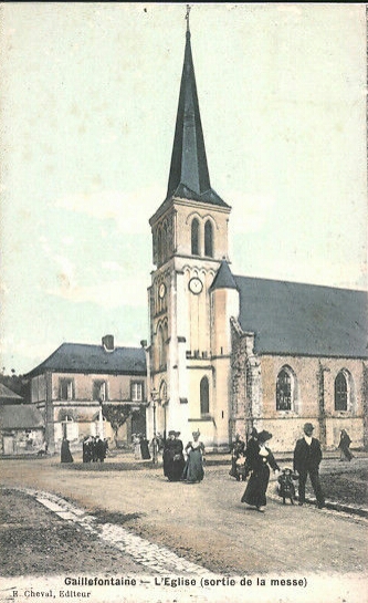 Carte postale ancienne Sortie de messe à Gaillefontaine