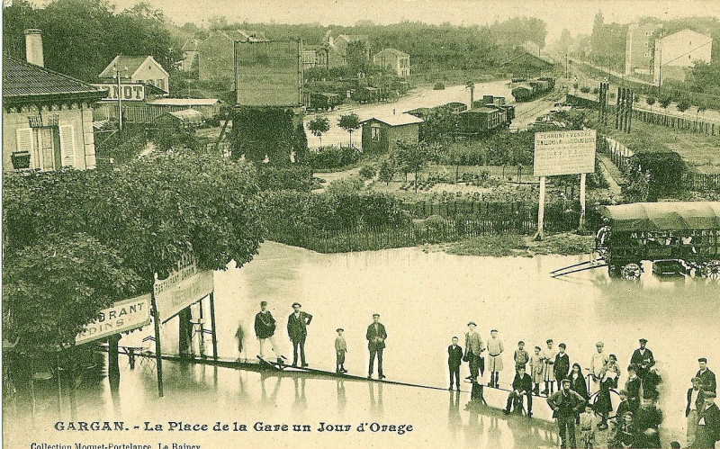Carte postale ancienne Gargan - La Place de la Gare un jour d'Orage