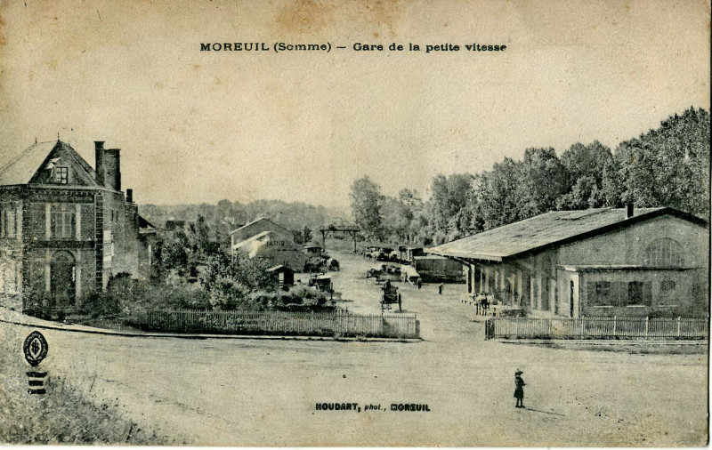 Carte postale ancienne Moreuil - Gare de la Petite vitesse