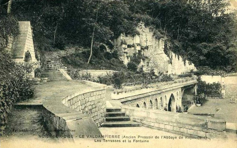 Carte postale ancienne Noisy-sur-Oise (95), le Valdampierre, cour