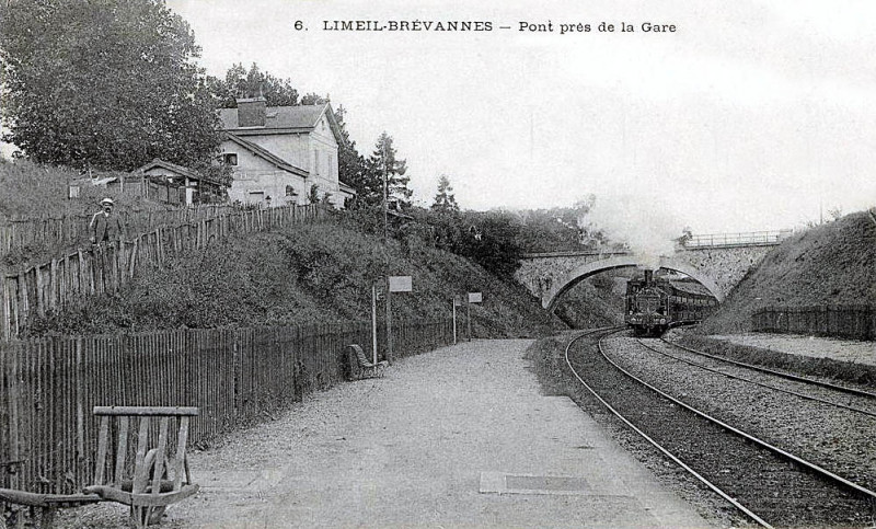 Carte postale ancienne Limeil-Brevannes - Pont pres de la gare