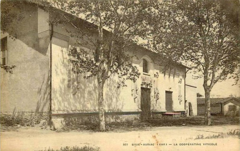 Carte postale ancienne Brue-Auriac Cave Coopérative Le Castellas