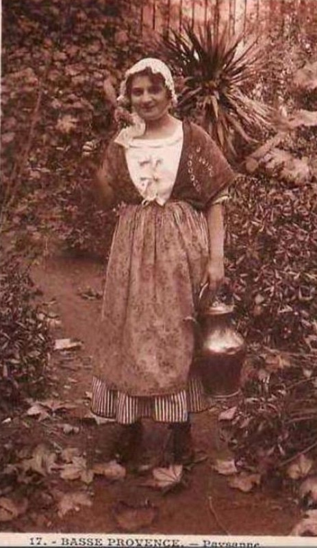 Carte postale ancienne Paysanne du Haut-Var et sa cruche