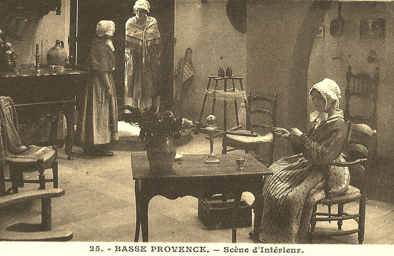Carte postale ancienne Provençale à son dévidoir en basse Provence