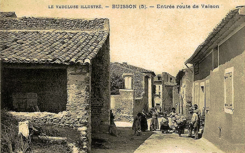 Carte postale ancienne Buisson entrée du vllage
