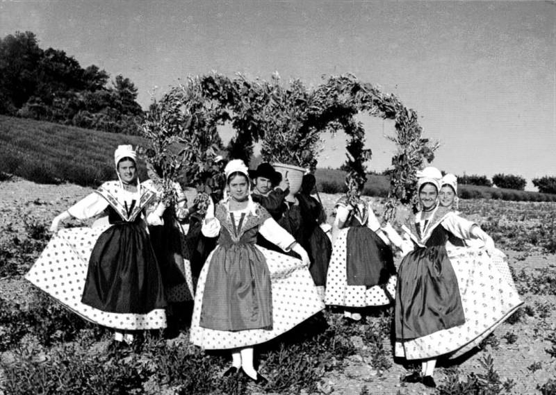Carte postale ancienne Danse des treilles en costume comtadin