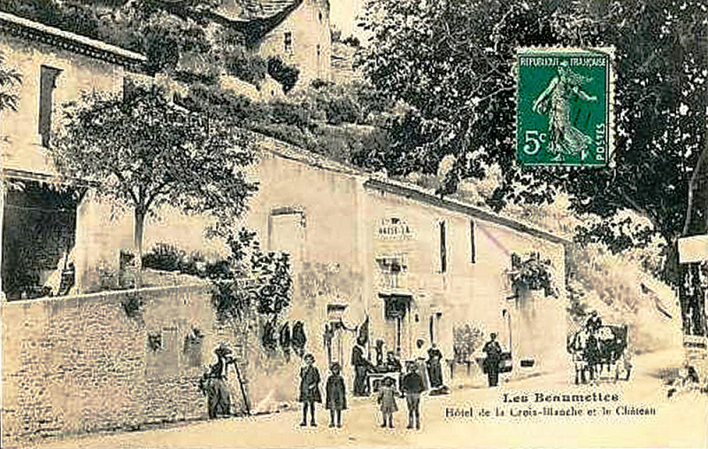 Carte postale ancienne Les Beaumettes rue principale début XXe s