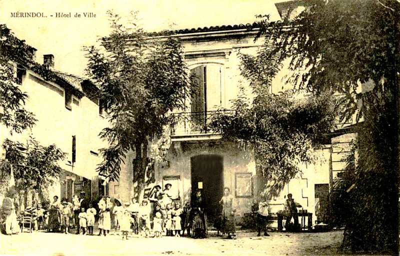 Carte postale ancienne Mérindol place de la Mairie