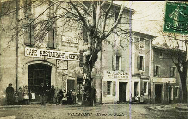 Carte postale ancienne Villedieu café restaurant