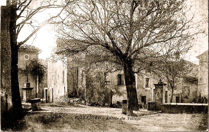 Carte postale ancienne Villedieu entrée du village