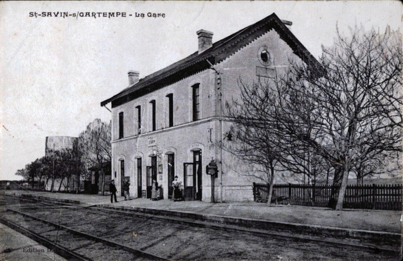 Carte postale ancienne (86) Saint-Savin- sur Gartempe-La Gare