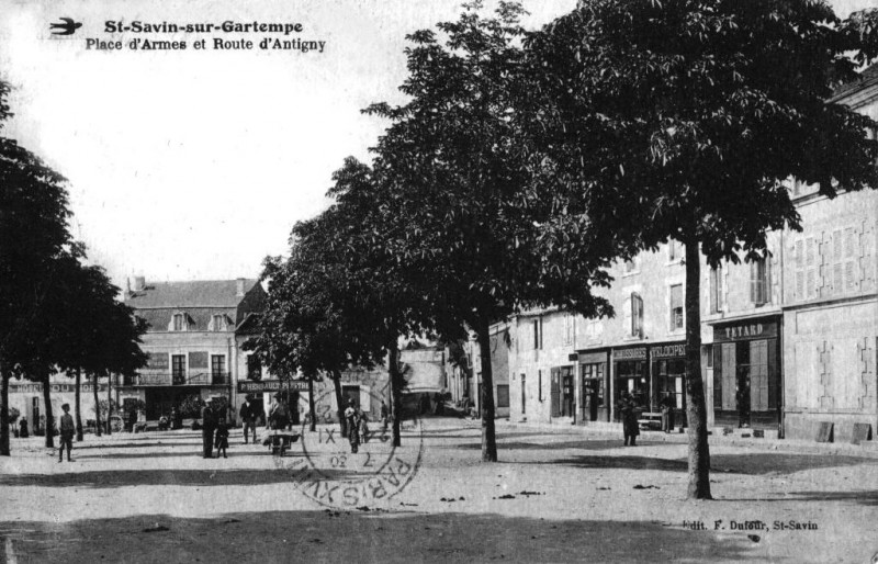 Carte postale ancienne (86) Saint-Savin-sur-Gartempe la place d'Armes