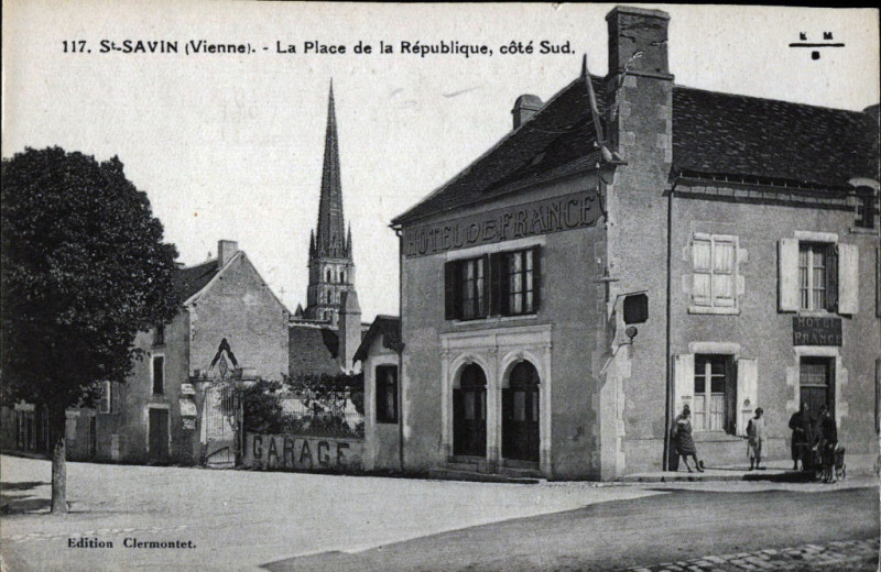 Carte postale ancienne (86) Saint-Savin-sur-Gartempe La Place de la République, côté Sud