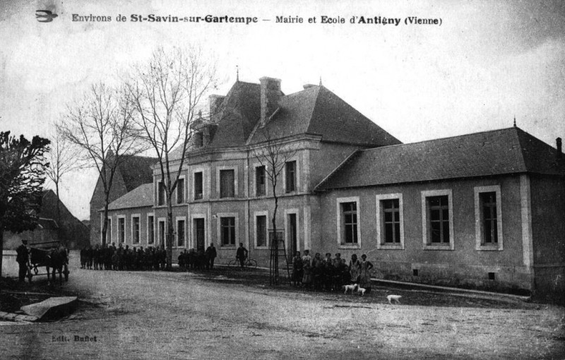Carte postale ancienne (86) Saint-Savin-sur-Gartempe Mairie et Ecole d'Antigny