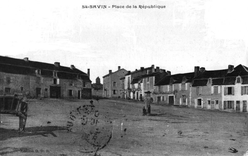 Carte postale ancienne (86) Saint-Savin-sur-Gartempe Place de la République