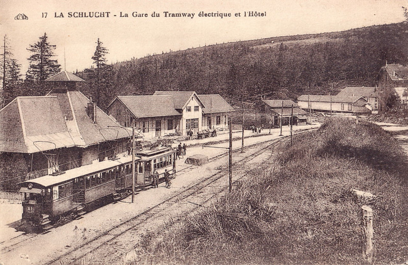 Carte postale ancienne La Schlucht - La Gare du Tramway électrique et l'Hotel au Valtin
