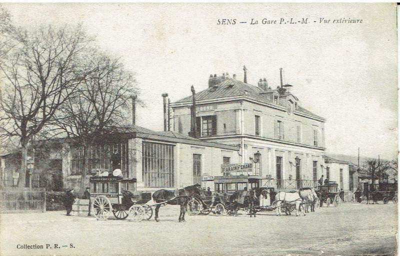 Carte postale ancienne Gare de Sens 1915