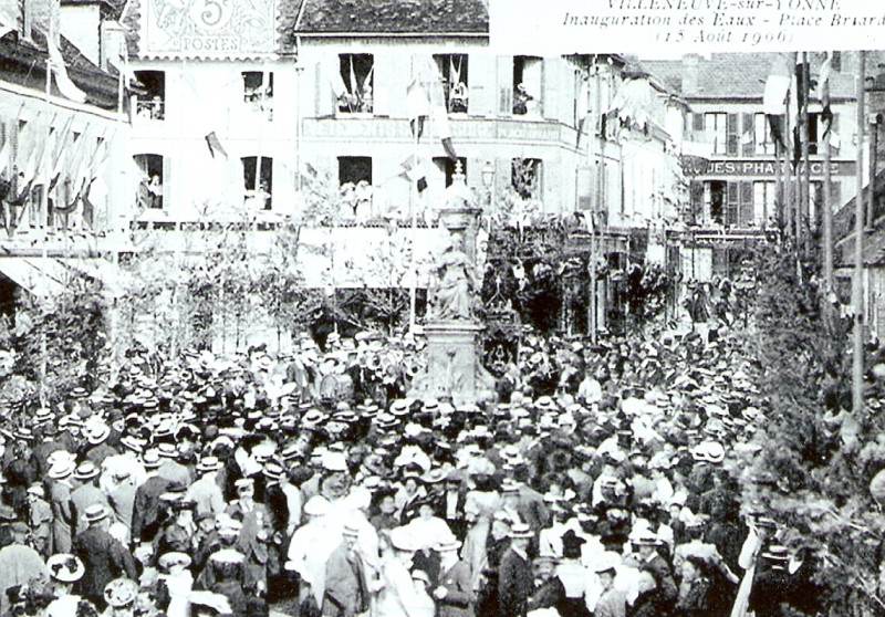 Carte postale ancienne Inauguration de la Fontaine Briard à Villeneuve-sur-Yonne (France) en 1906