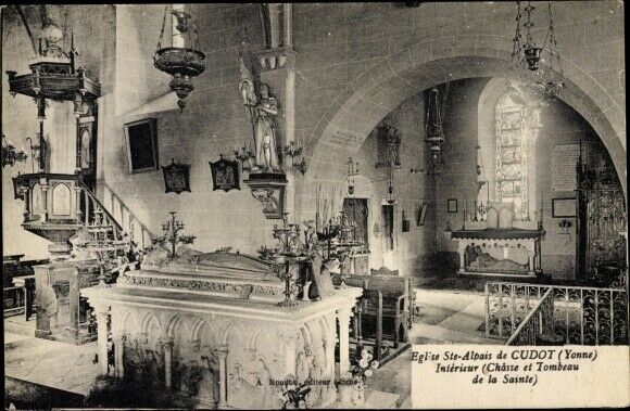 Carte postale ancienne Intérieur de l'église de Cudot en 1900