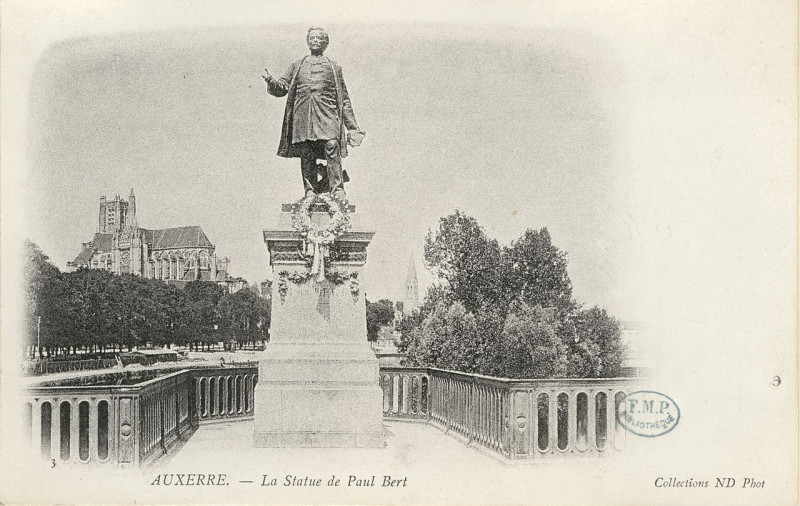 Carte postale ancienne La statue de Paul Bert - Auxerre CIPA0843