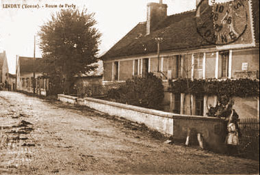 Carte postale ancienne Route-de-Parly---sépia