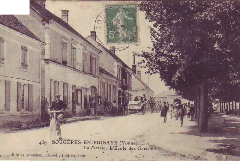 Carte postale ancienne Mairie et école des garçons (Sougères-en-Puisaye, Yonne, France)