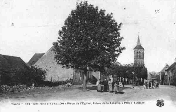 Carte postale ancienne Place de pontaubert